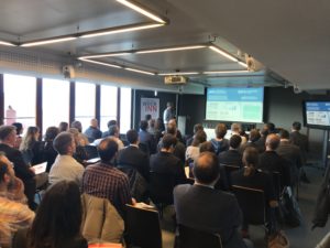 Emprendedor presentando su startup ante inversores en el Foro de Inversión 