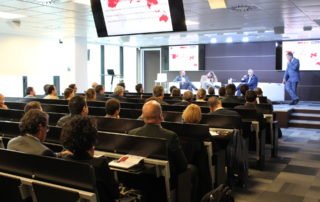 Mesa redando Inversión en startups industriales. Keiretsu Forum