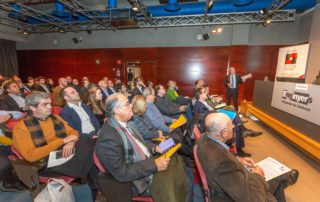 Emprendedor presentando startup ante inversores en el Foro de Inversión industrial Keiretsu Forum