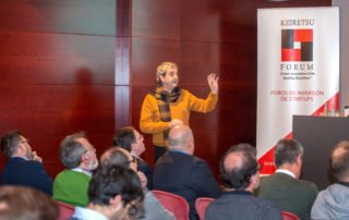 Emprendedor presentando startup ante inversores en el Foro de Inversión industrial Keiretsu Forum