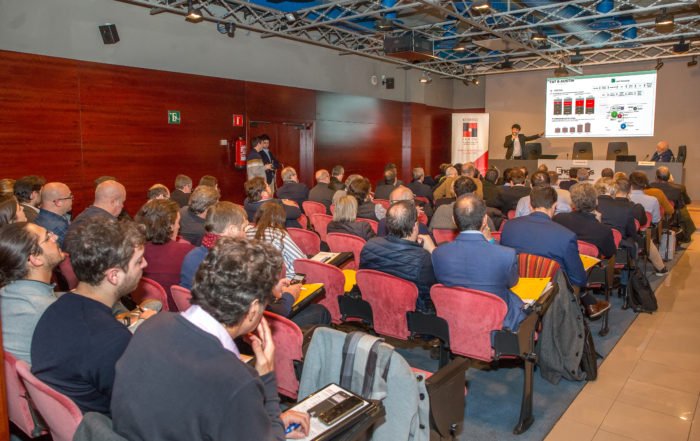 Emprendedor presentando startup ante inversores en el Foro de Inversión industrial Keiretsu Forum