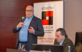 Emprendedor presentando startup ante inversores en el Foro de Inversión industrial Keiretsu Forum