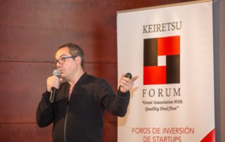 Emprendedor presentando startup ante inversores en el Foro de Inversión industrial Keiretsu Forum