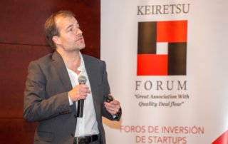 Emprendedor presentando startup ante inversores en el Foro de Inversión industrial Keiretsu Forum