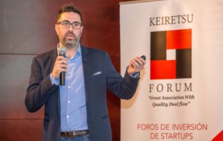 Emprendedor presentando startup ante inversores en el Foro de Inversión industrial Keiretsu Forum