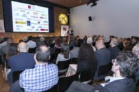 Emprendedor presentando su startup ante decenas de inversores de Keiretsu Forum para conseguir financiación para su startup