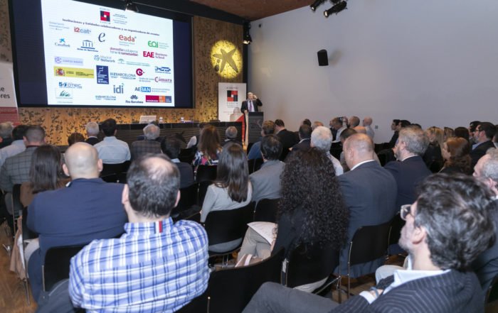 Emprendedor presentando su startup ante decenas de inversores de Keiretsu Forum para conseguir financiación para su startup