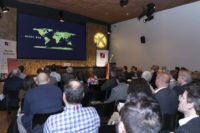 Emprendedor presentando su startup ante decenas de inversores de Keiretsu Forum para conseguir financiación para su startup