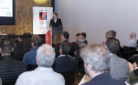 Emprendedor presentando su startup ante decenas de inversores de Keiretsu Forum para conseguir financiación para su startup en Madrid